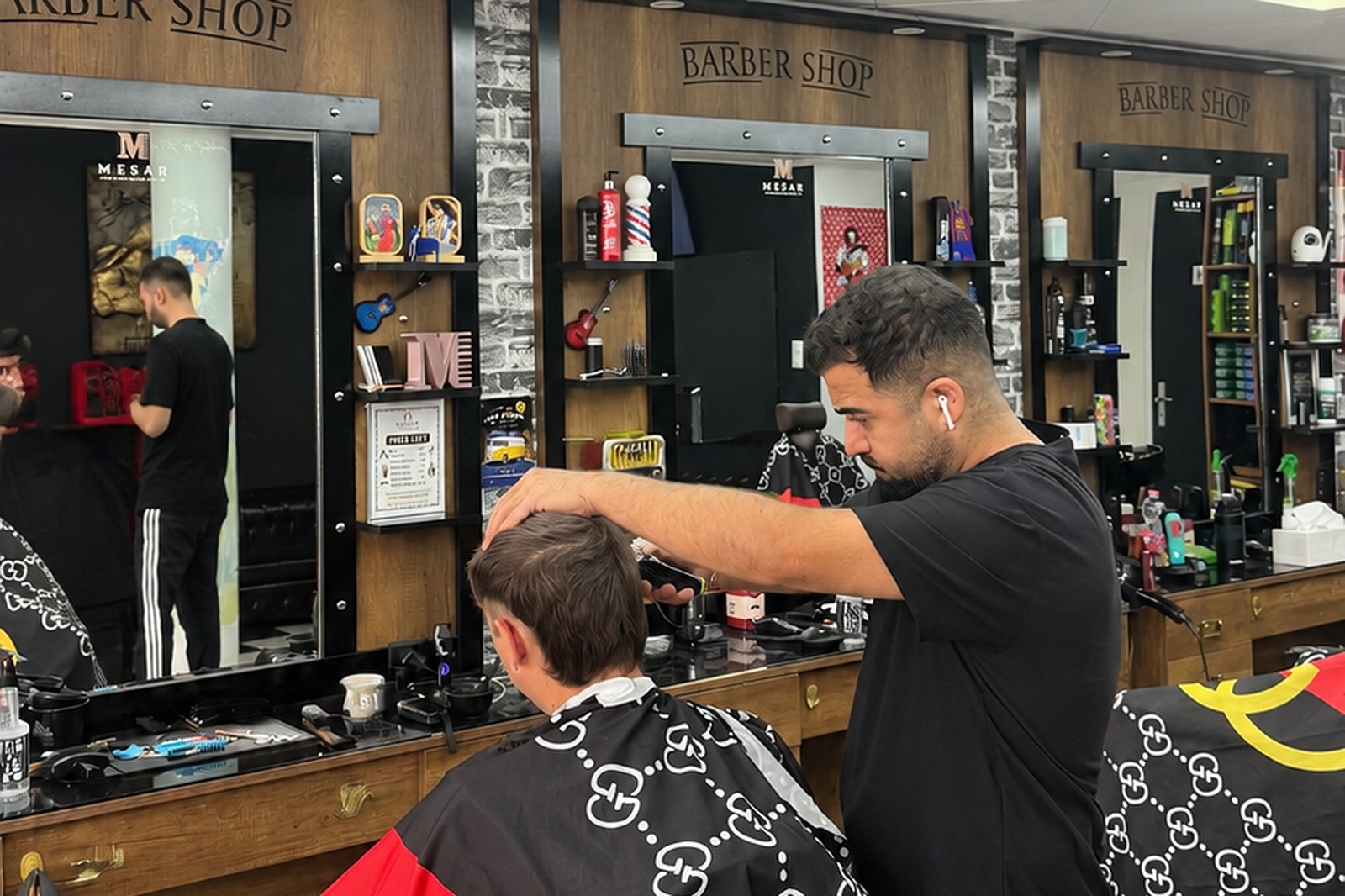 Un barbier de Mesar en pleine coupe