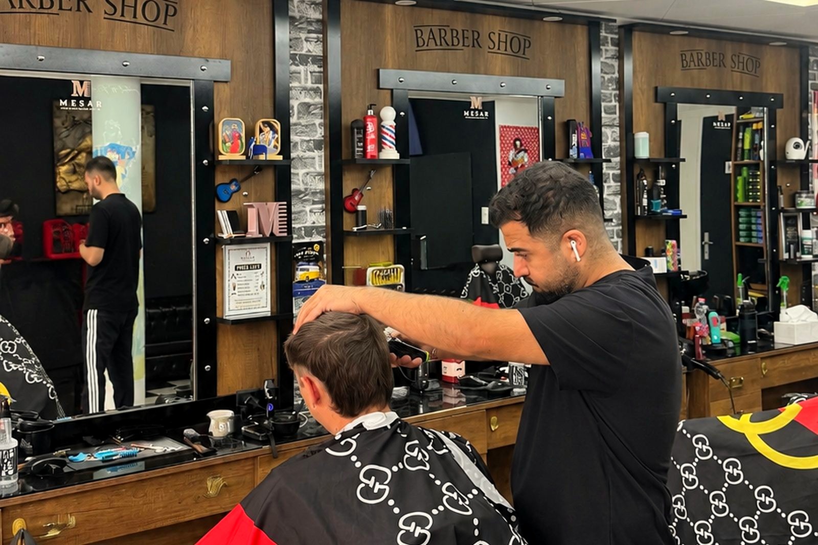 Un barbier de Mesar en pleine coupe