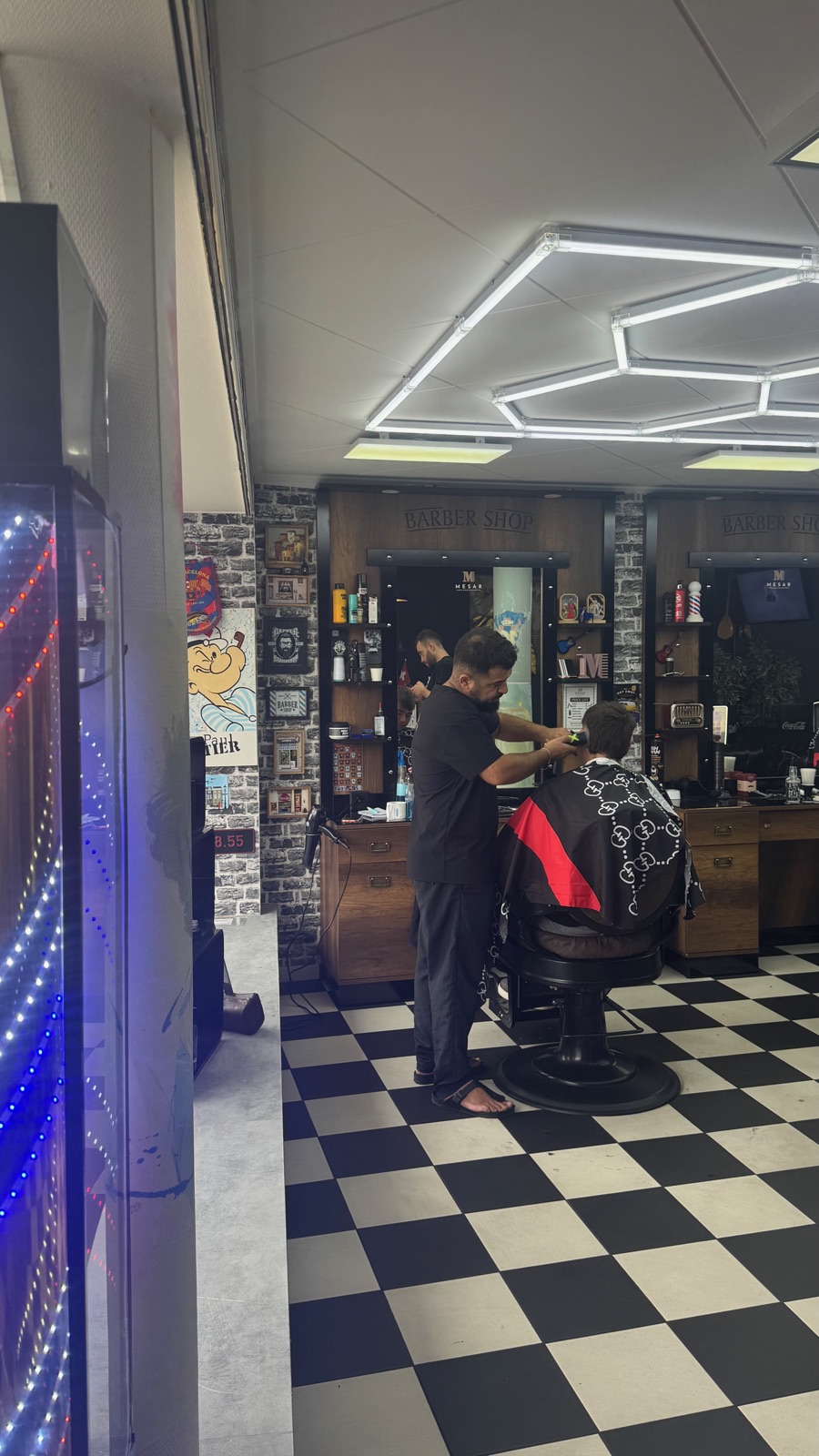 L'entrée du salon et son barber pole