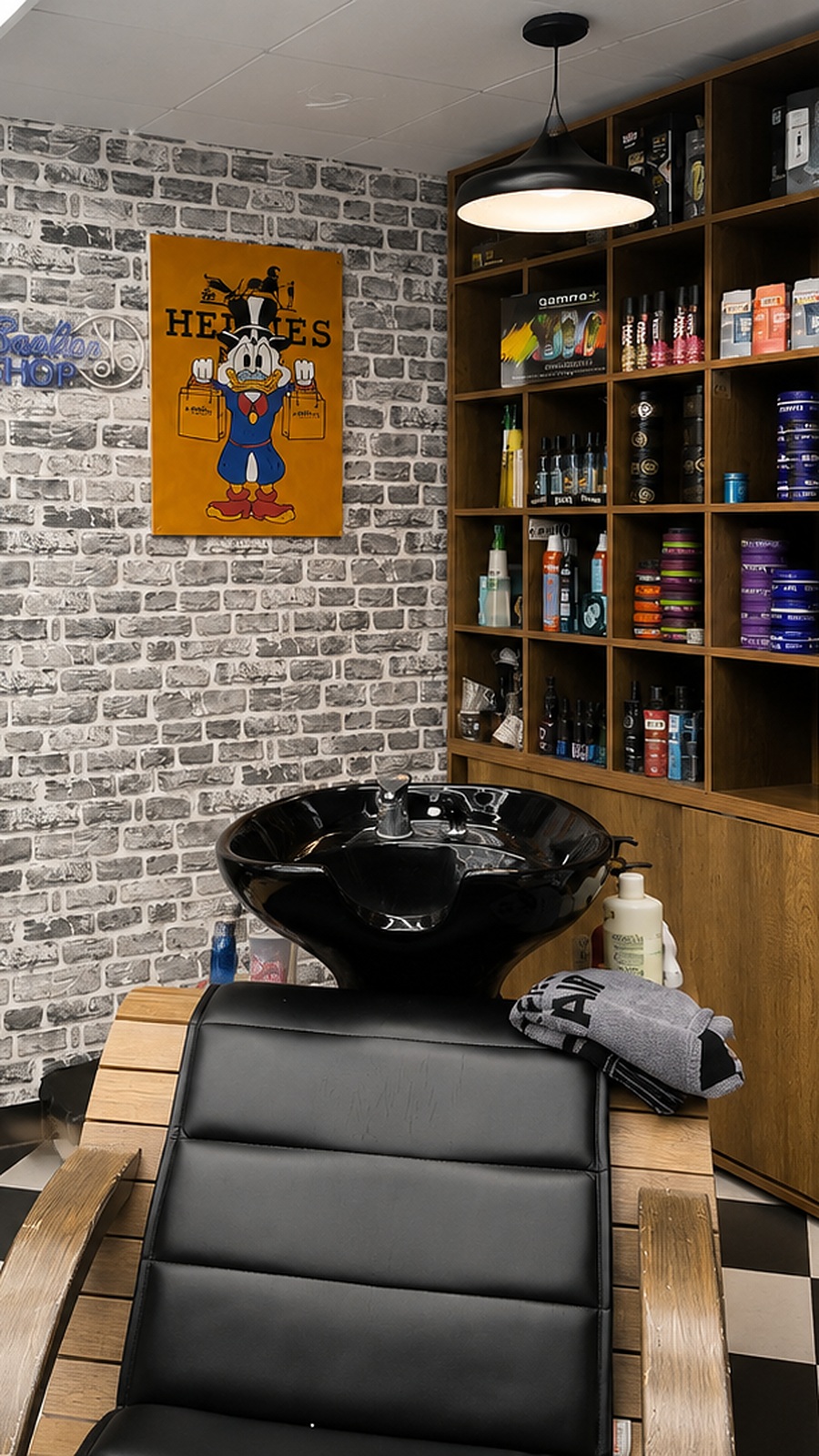 L'espace shampooing et le mur de produits professionnels