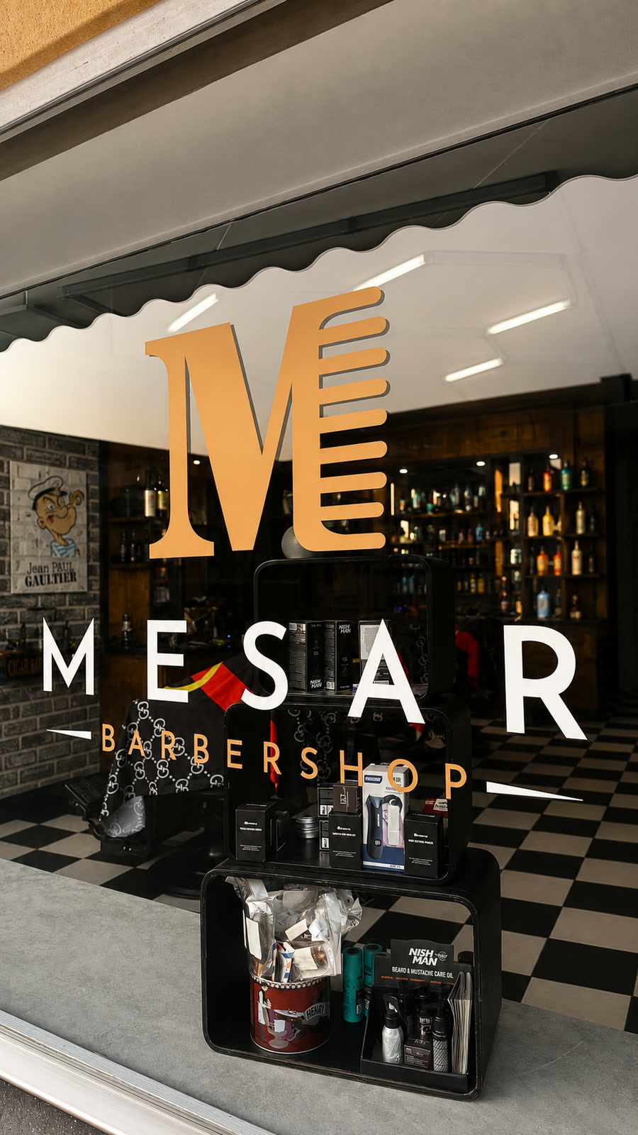 Le logo Mesar Barbershop gravé sur la vitrine du salon