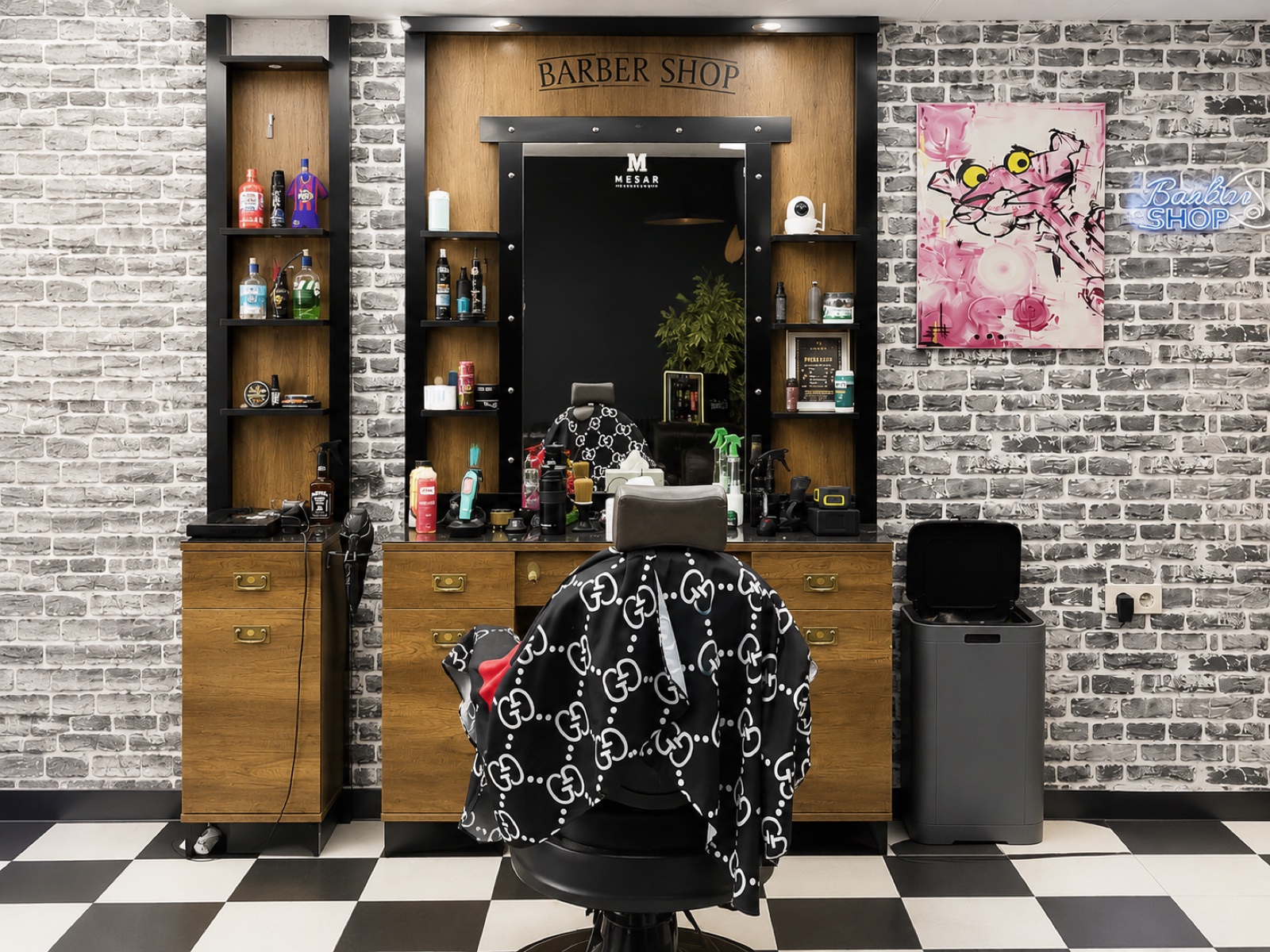 Poste de coupe avec miroir, enseigne Barber Shop et mur de briques grises