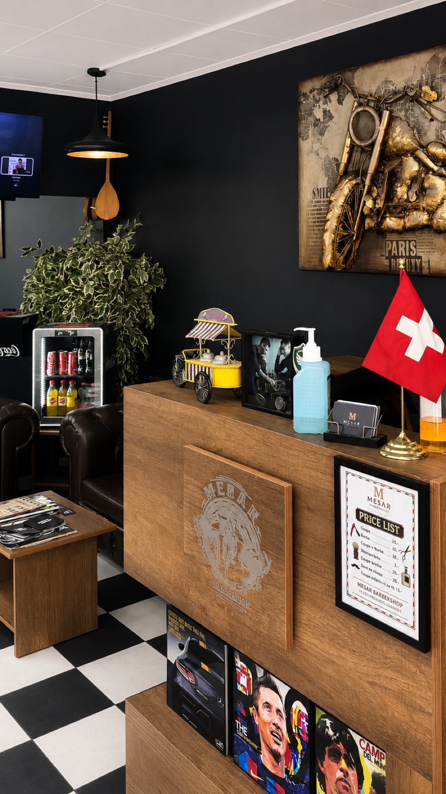L'accueil du salon, son comptoir en chêne et ses fauteuils Chesterfield